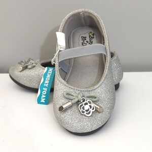 NWT sparkly silver toddler girl flats, size 7